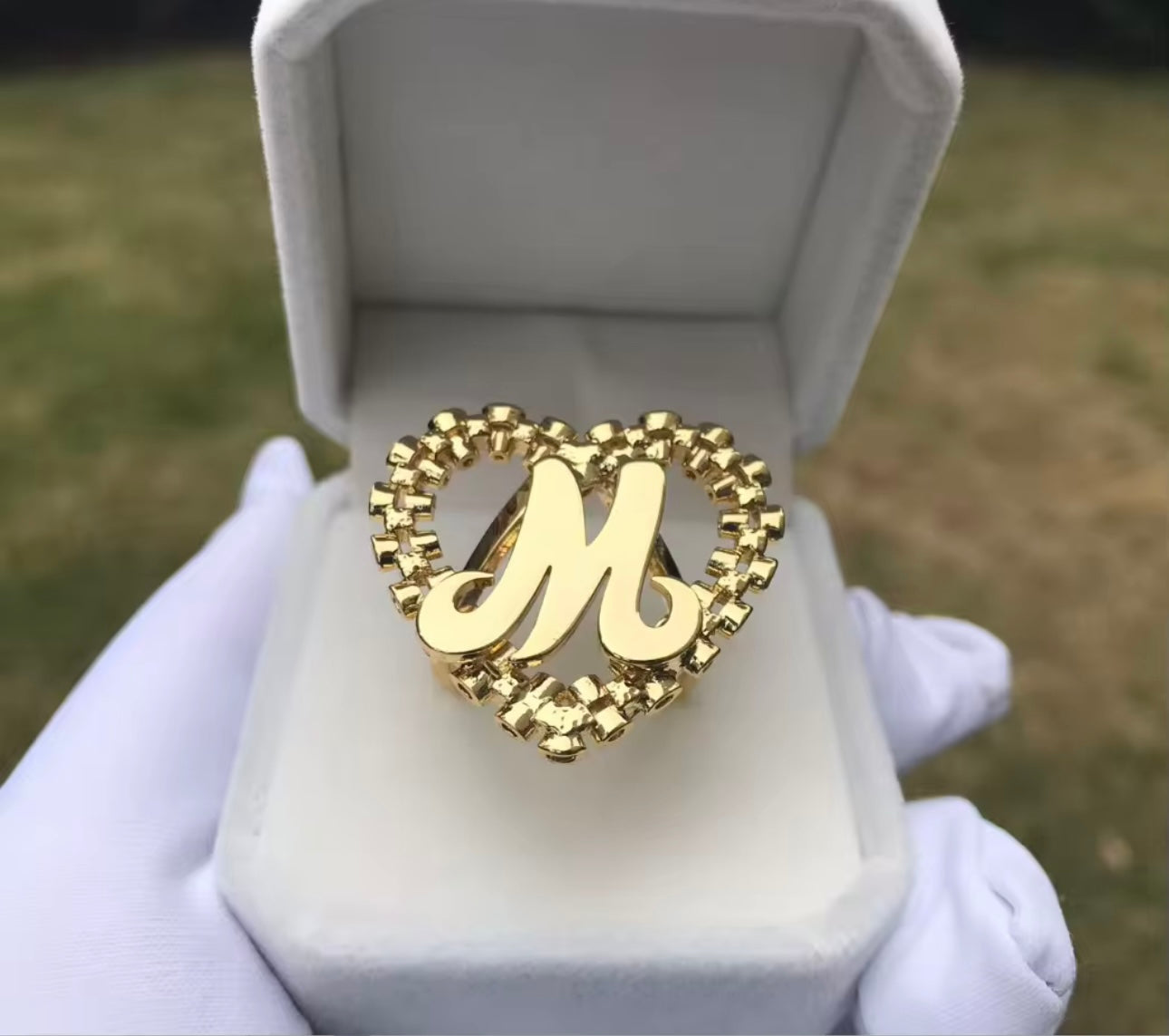 Letra de Mi Corazón – Heart Frame Initial Ring